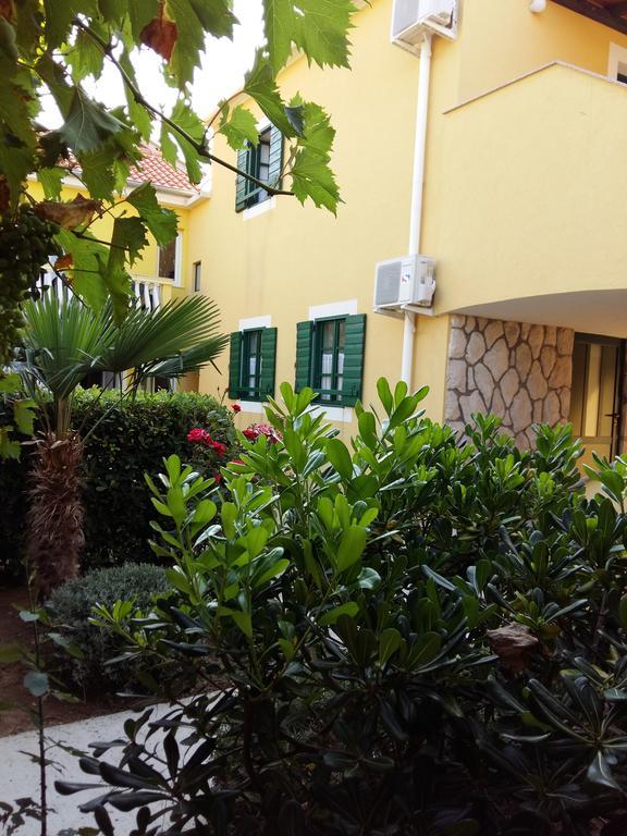 Milutinov Dvor Apartments Vrsi Exterior foto